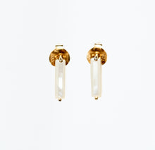 画像をギャラリービューアに読み込む, Gold earrings with Mother of Pearl on a white background