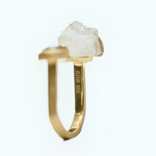 画像をギャラリービューアに読み込む, Gold ring with rock crystal and mother of pearl on a white background
