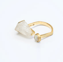 画像をギャラリービューアに読み込む, Gold ring with rock crystal and mother of pearl on a white background
