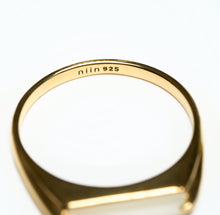 画像をギャラリービューアに読み込む, Gold ring with &#39;niin 925&#39; engraving on a white background
