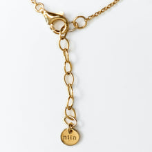 画像をギャラリービューアに読み込む, Gold bracelet clasp close up with a niin tag on a white background
