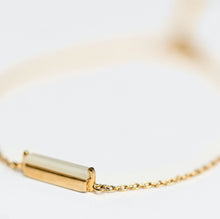 画像をギャラリービューアに読み込む, Gold bracelet with a mother of pearl bar charm on a white background

