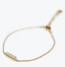 画像をギャラリービューアに読み込む, Gold bracelet with a mother of pearl bar charm on a white background
