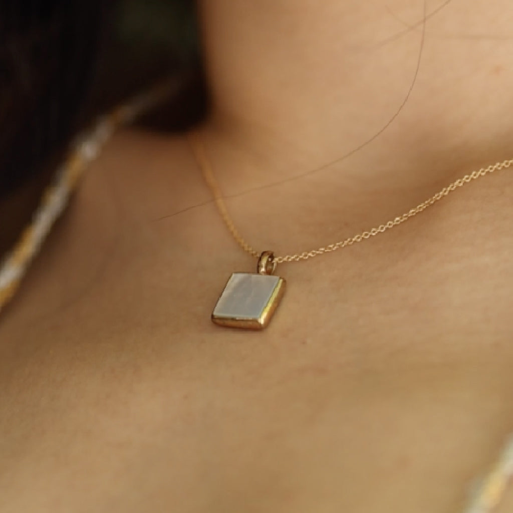 Nina◆オイルインクォーツブレスレット✧14kgf✧蛍光 Mini Ellie Gold Stud Earrings in Fuchsia Magnesite | Kendra Scott